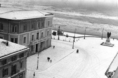 Il teatro Pomponi e il monumento ai caduti nel 1951 in una Pescara imbiancata da una insolita nevicata. (Foto archivio del Museo delle Genti d’Abruzzo di Pescara)